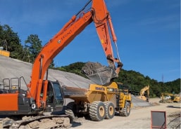 雨水管掘削積込作業